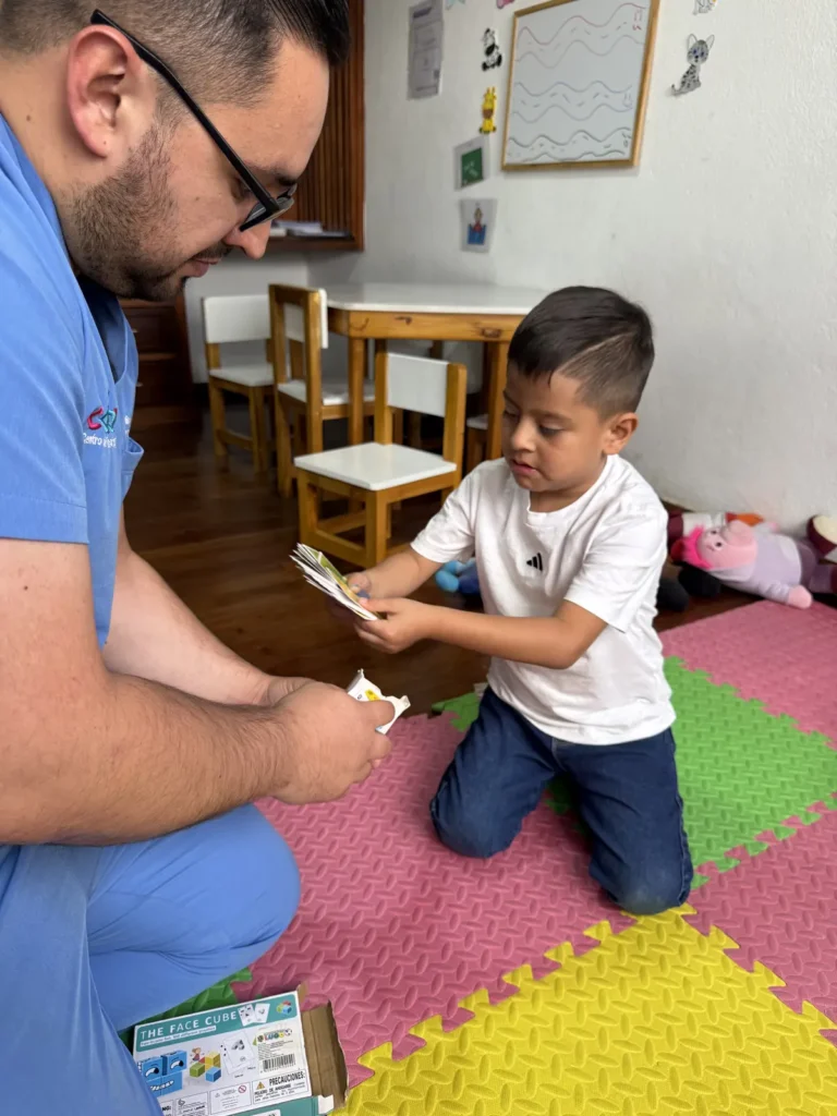 Sesión de neuropsicología educativa con un niño usando tarjetas en CALMA Cuenca