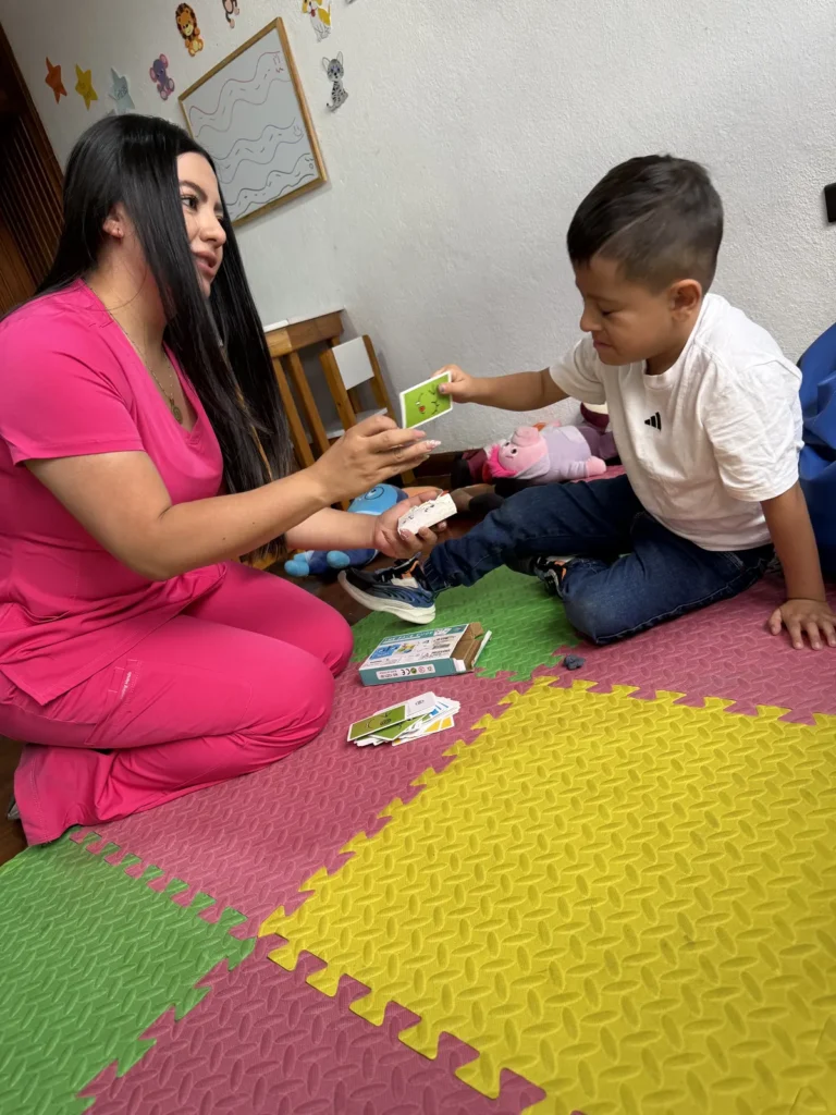 Fonoaudióloga en Cuenca jugando con un niño durante la valoración inicial de lenguaje