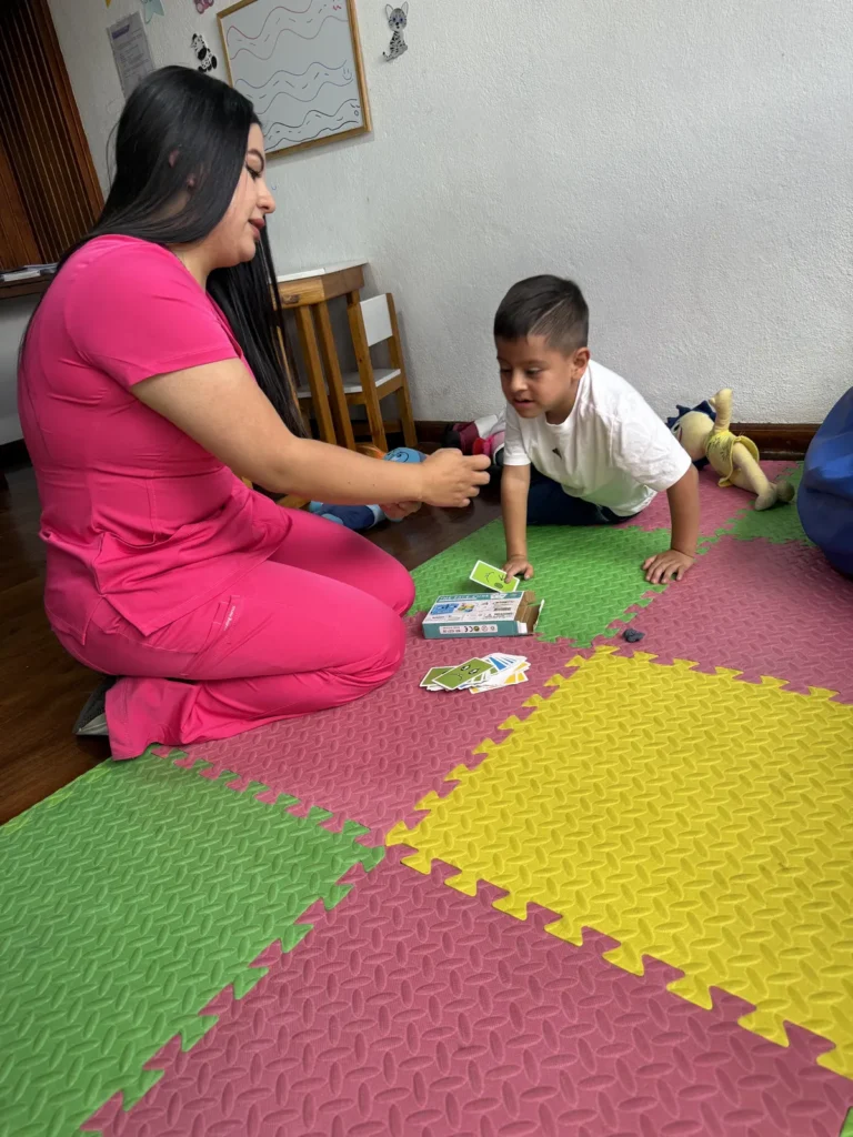 Terapia de lenguaje basada en el juego con un niño en CALMA Cuenca